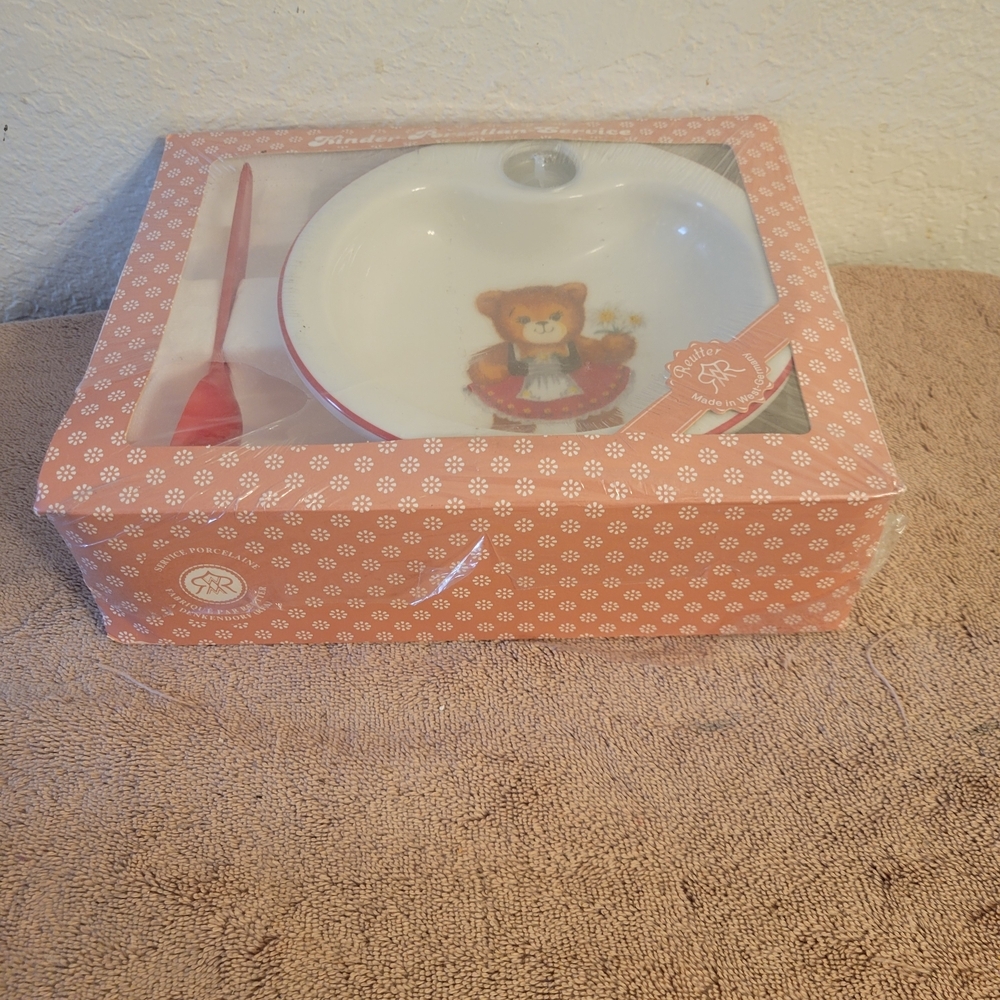Bear Design Dinnerware Set - Picture 3 of 7